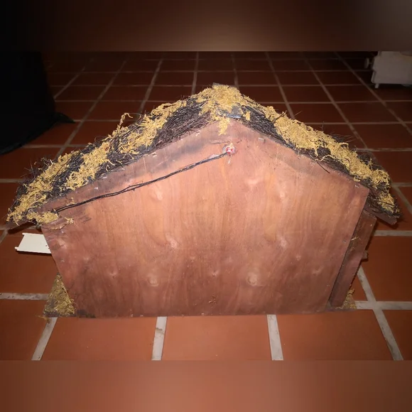 Hand-painted Porcelain Nativity Set - Picture 6 of 12